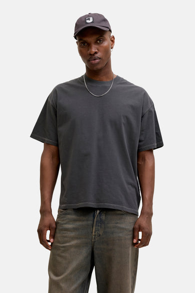 Zwart korte mouwen T-shirt van CORE BY JACK & JONES, casual fit met ronde hals, gedragen door model met cap en ketting