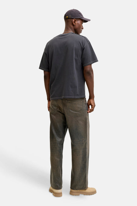 Zwart korte mouwen T-shirt van CORE BY JACK & JONES, achterzijde, casual fit, gedragen met donkere jeans en pet