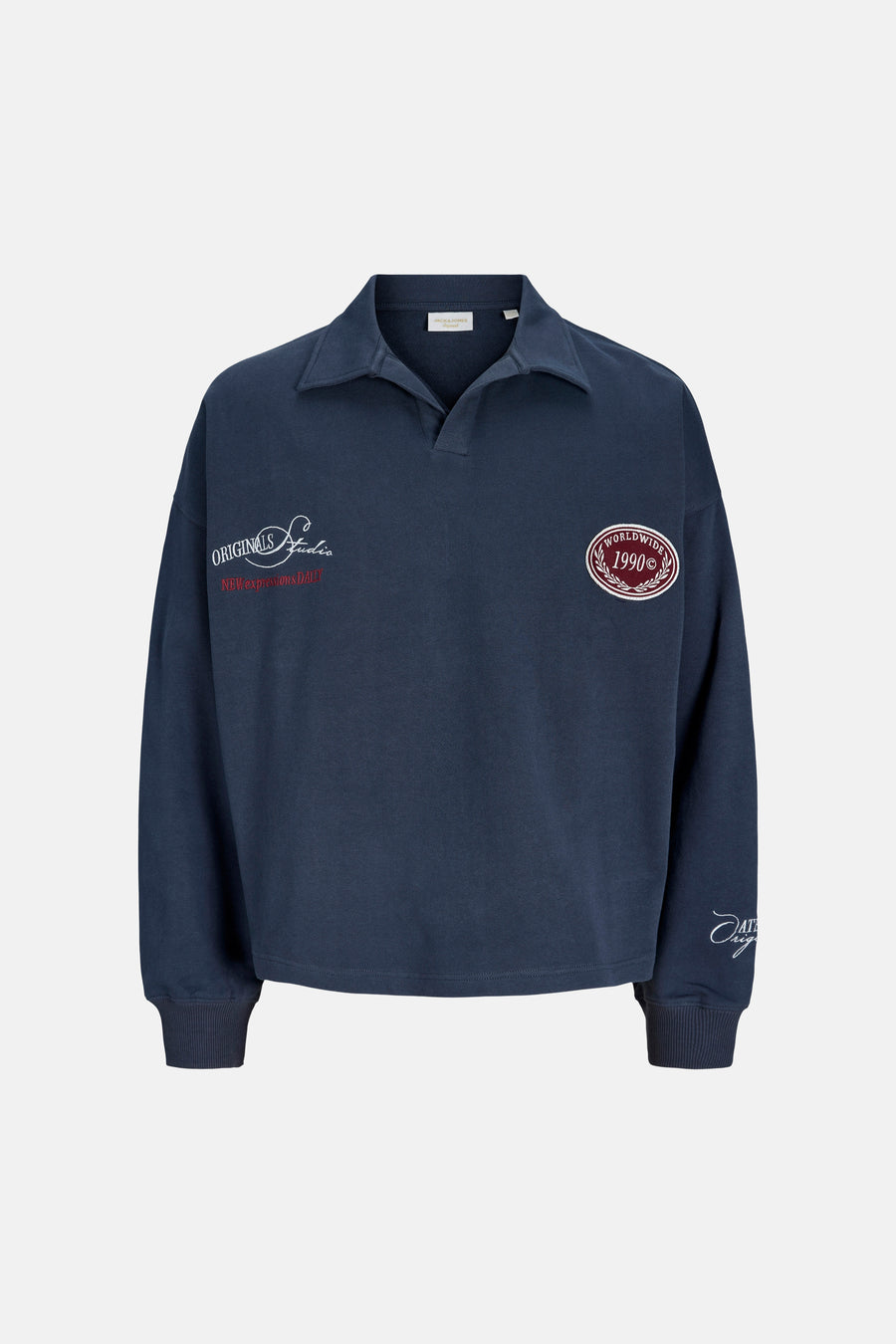 Pull bleu marine à col polo de ORIGINALS BY JACK & JONES, avec textes et écussons brodés sur la poitrine et la manche.