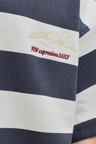 Pull gris rayé à col rond de ORIGINALS BY JACK & JONES, avec inscription brodée crème 'ORIGINALS' et texte brun-rouge 'NEW expressions DAILY'.
