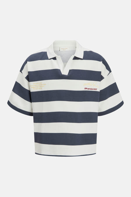 Pull rayé ORIGINALS BY JACK & JONES avec col polo, col en V et manches courtes en blanc et bleu marine, avec imprimés texte sur la poitrine.