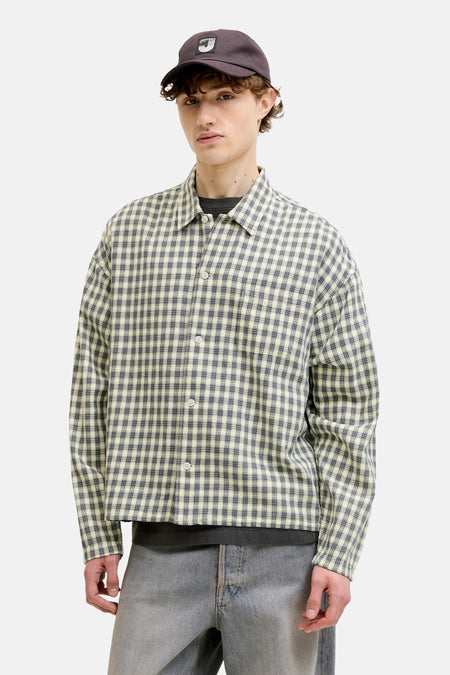 Multicolor geruit overhemd van ORIGINALS BY JACK & JONES, met borstzakje, geknipt voor een relaxed fit, gedragen met donkere cap en grijze jeans.