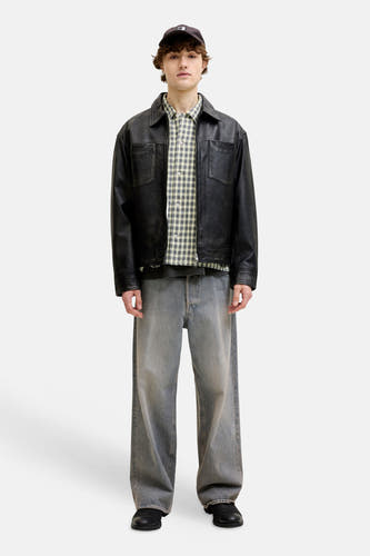 Multicolor geruit overhemd van ORIGINALS BY JACK & JONES, gedragen onder zwarte leerjack, grijze jeans en zwarte cap, front view