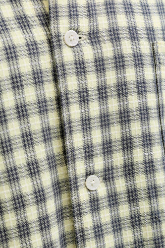 Multicolor geruit overhemd van ORIGINALS BY JACK & JONES, close-up met witte knopen en fijne textuur