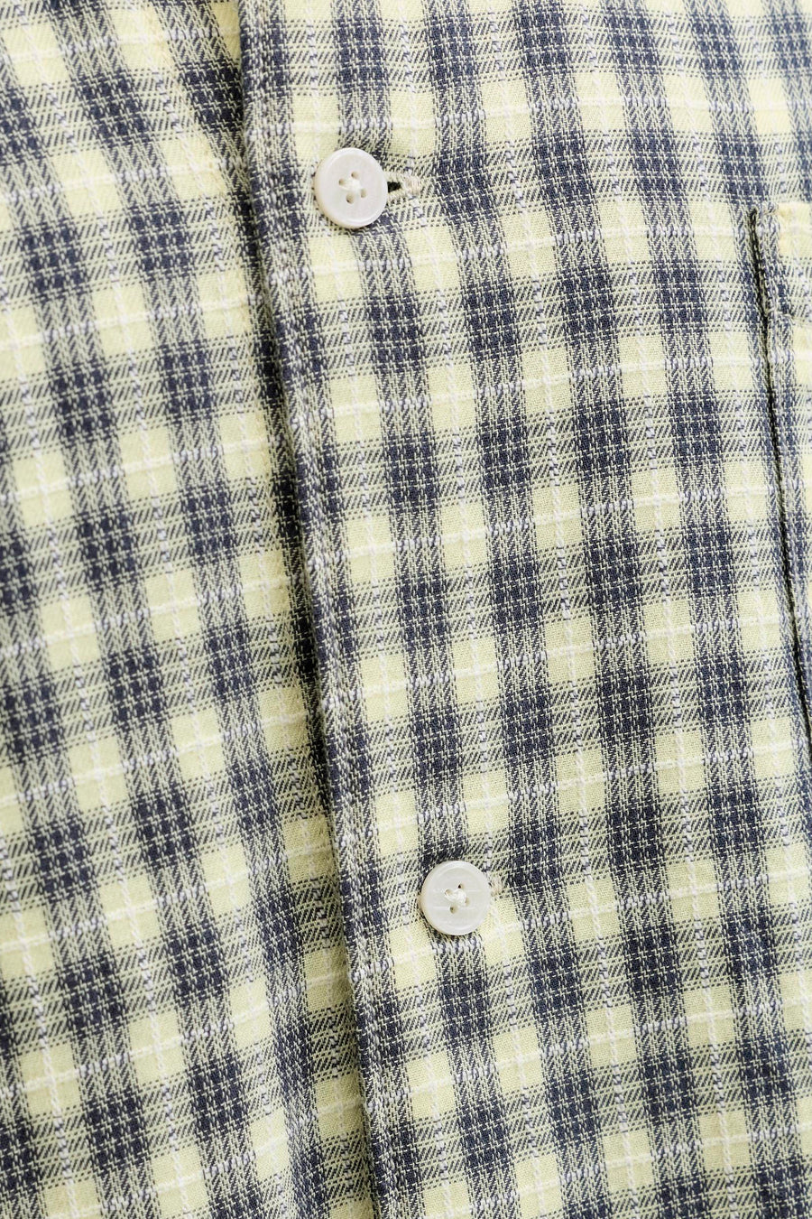 Multicolor geruit overhemd van ORIGINALS BY JACK & JONES, close-up met witte knopen en fijne textuur