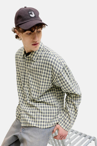 Multicolor geruit overhemd van ORIGINALS BY JACK & JONES, lichtgeel en donkerblauw, model in zijprofiel met pet en grijze jeans
