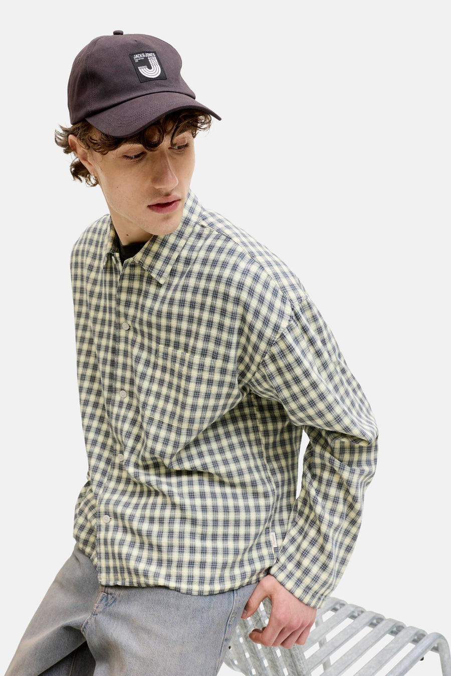 Multicolor geruit overhemd van ORIGINALS BY JACK & JONES, lichtgeel en donkerblauw, model in zijprofiel met pet en grijze jeans