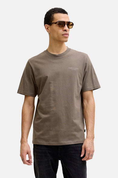 Bruine korte mouw T-shirt van PREMIUM by JACK & JONES met klein wit logo op borst, gedragen door model met zonnebril, front view