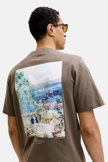 Bruine korte mouw t-shirt van PREMIUM by JACK & JONES met groot landschapprint op rug, waterverf stijl, model van achteren