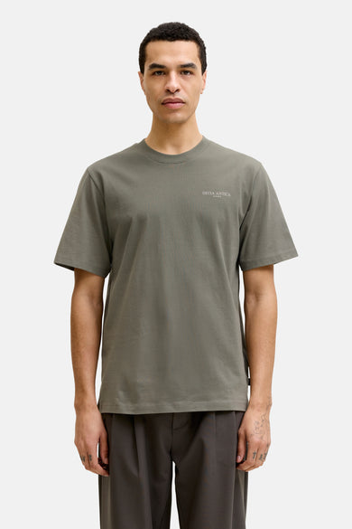 Olijfgroene korte mouwen T-shirt van PREMIUM by JACK & JONES met klein wit logo op borst, gestileerd op model in front view