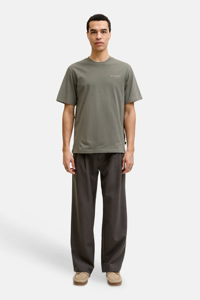Olijfgroene korte mouwen T-shirt van PREMIUM by JACK & JONES, met klein wit logo op borst, gestileerd op model in front view