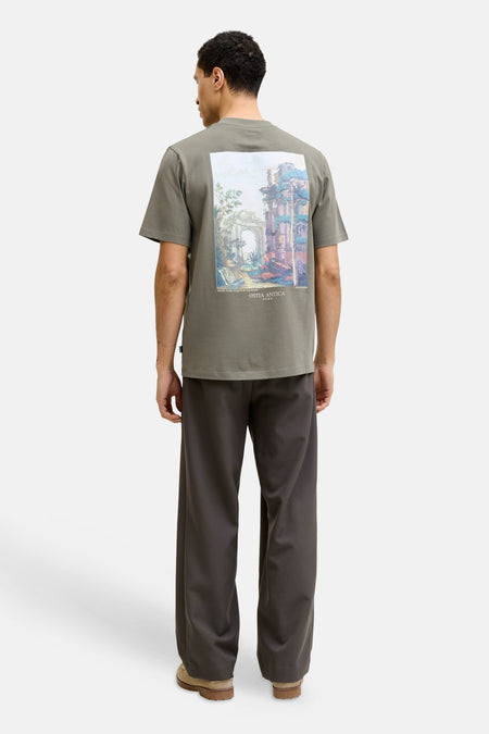 Olijfgroene korte mouwen T-shirt van PREMIUM by JACK & JONES, met grote print op rug van Oostia Antica, model van achteren, casual look