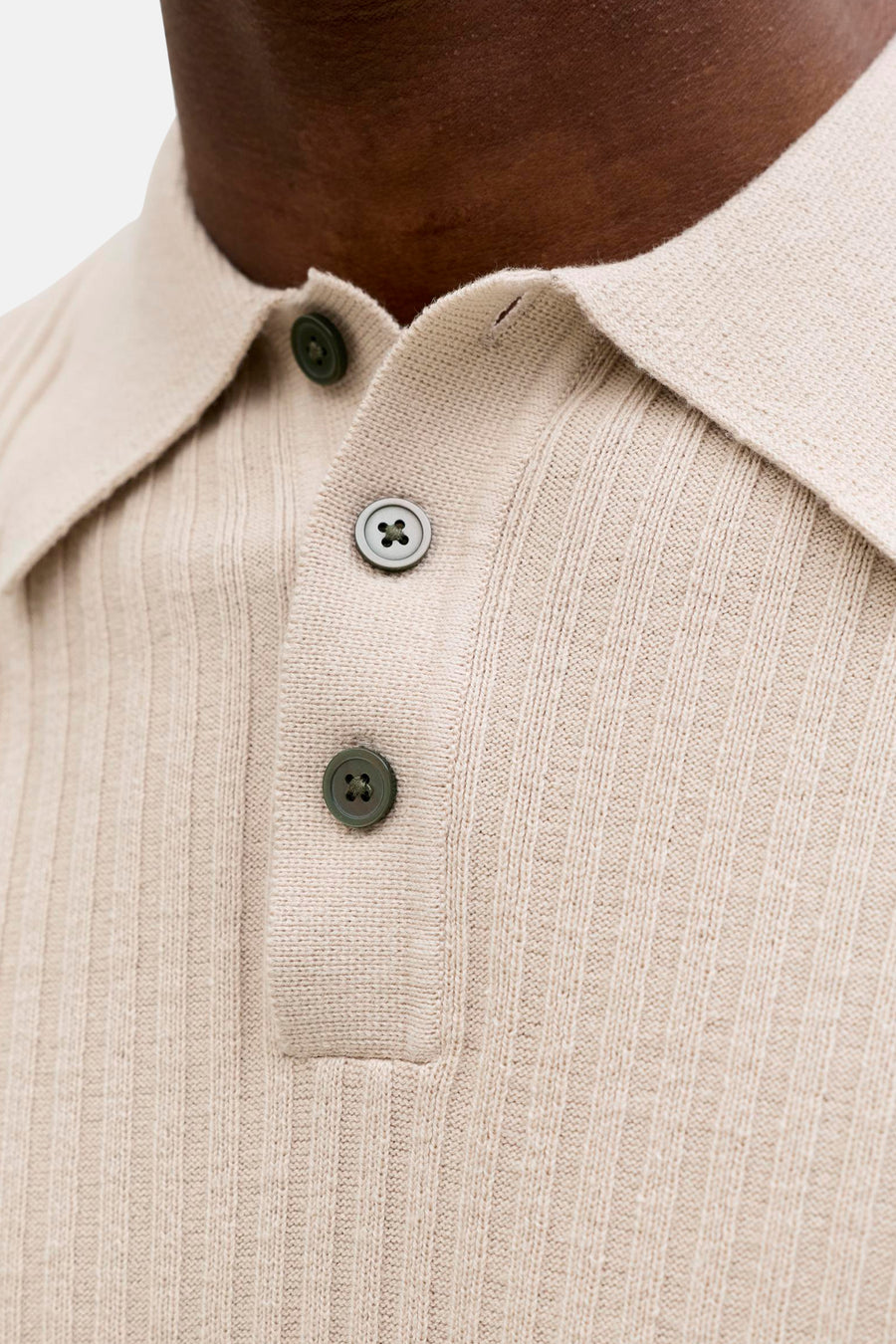 Pull beige côtelé de PREMIUM by JACK & JONES, avec col ouvert et fermeture à trois boutons avec boutons vert foncé.
