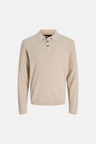 Pull beige à col rond de PREMIUM by JACK & JONES, tricot côtelé, avec un col polo et trois boutons foncés.