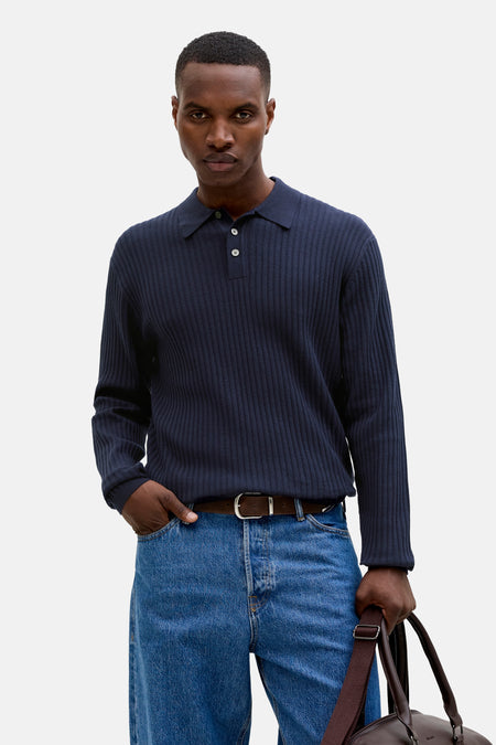 Pull côtelé bleu marine à col rond de PREMIUM by JACK & JONES, porté sous un manteau beige ouvert.