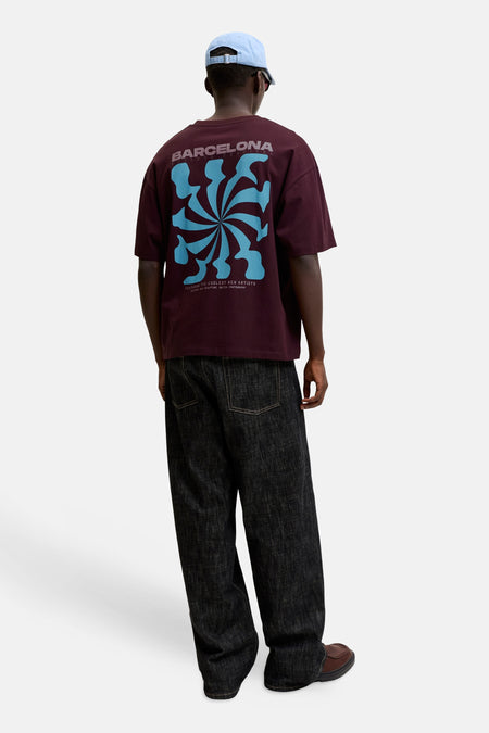 Paarse korte mouwen t-shirt van ORIGINALS BY JACK & JONES, met blauwe Barcelona print op rug, lifestyle achterkant weergave