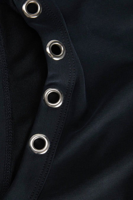 Zwart mouwloos top van JJXX met zilveren oogjes en fijne stiksels, close-up detail