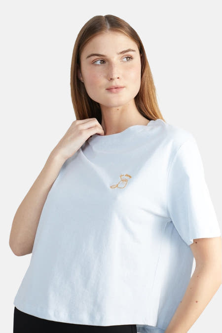 T-shirt bleu clair à manches courtes de 24 couleurs, avec une coupe courte.