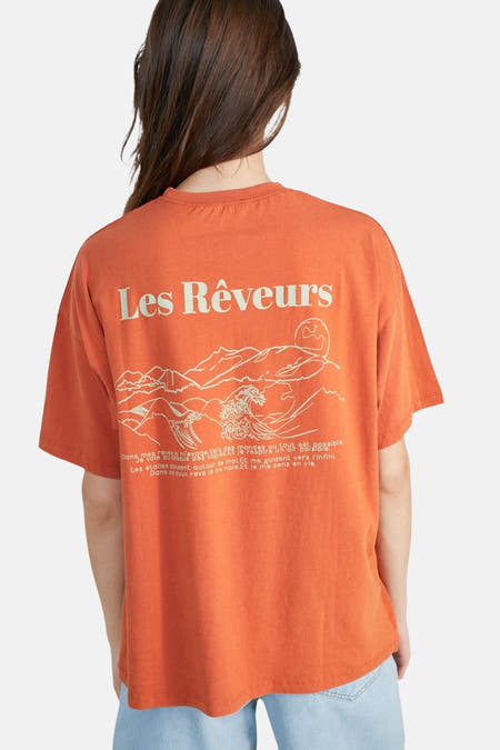 T-shirt orange à manches courtes de 24 couleurs, avec une impression de montagnes et du texte sur le dos.