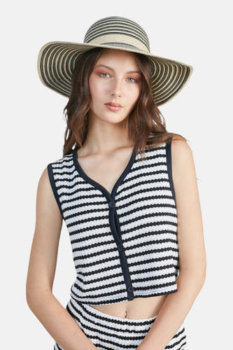 Gilet blanc de 24 couleurs avec des rayures noires et une fermeture à boutons, associé à un pantalon rayé et un chapeau de paille.