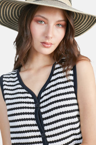 Gilet blanc de 24 couleurs avec des rayures noires et un col en V, porté avec un chapeau rayé.