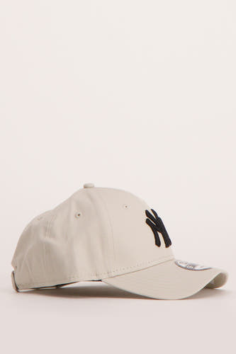 Beige pet van NEW ERA, met een geborduurde logo aan de zijkant, in zijdelings perspectief.
