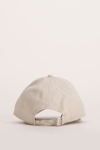 Chapeau beige de NEW ERA, dos avec bande ajustable et boucle argentée.