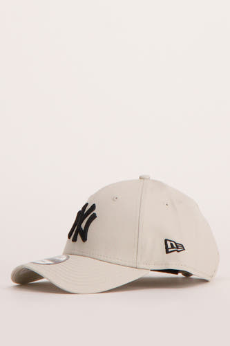 Chapeau beige de NEW ERA, avec un logo New York Yankees brodé à l'avant.
