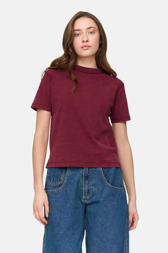 T-shirt rouge à manches courtes de 24 colours GMBH, porté avec un jean bleu.