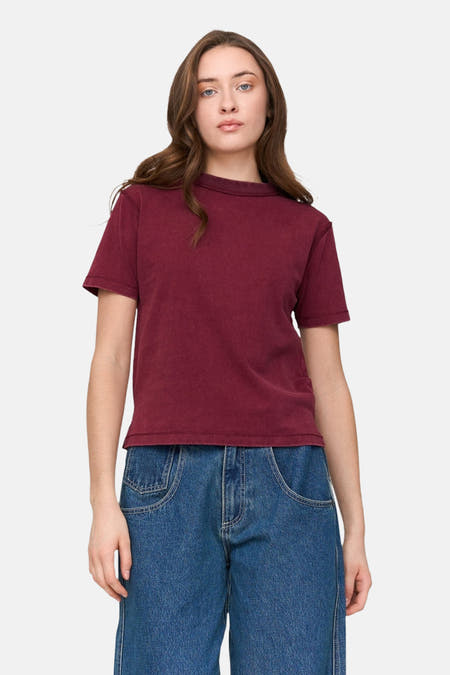 T-shirt rouge à manches courtes de 24 colours GMBH, porté avec un jean bleu.