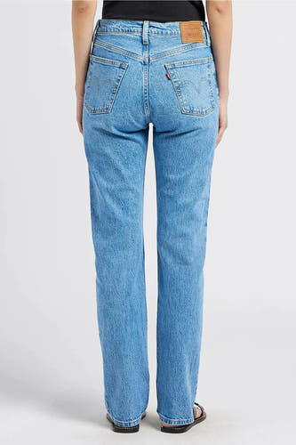 Jean droit bleu clair de Levi's, vu de derrière, avec un étiquette en cuir brun et une boucle rouge.