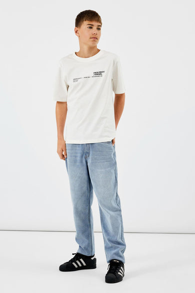 Jean droit bleu clair de LMTD, porté avec un t-shirt blanc et des baskets noires, vue de face