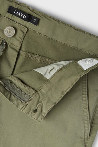 Pantalon de travail vert de LMTD, détail de la fermeture avec zip et bouton.