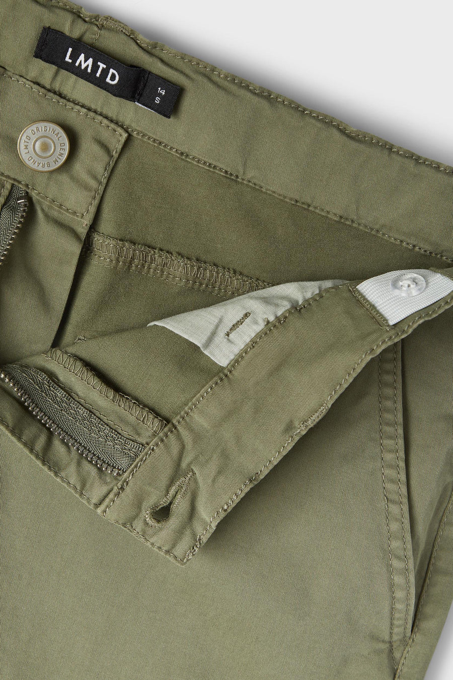 Pantalon de travail vert de LMTD, détail de la fermeture avec zip et bouton.