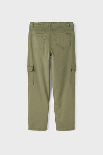 Pantalon de travail vert LMTD, avec poches des côtés et à l'arrière, vu de derrière.