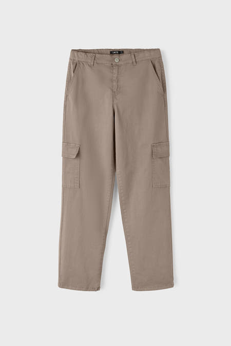 Pantalon cargo beige de LMTD, avec une ceinture ajustable et un zip de fermeture.