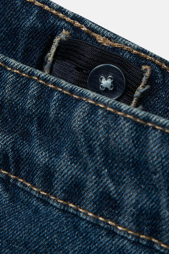 Jean denim bleu marine large de LMTD, avec une ceinture ajustable et un détail de boutons.