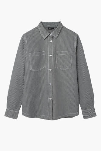 Chemise rayée gris sur blanc avec longues manches de LMTD, avec des coutures blanches et des poches po poitrine.