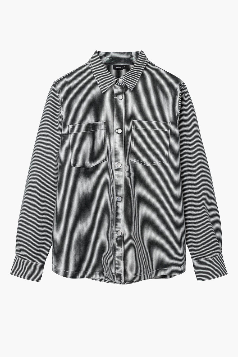 Chemise rayée gris sur blanc avec longues manches de LMTD, avec des coutures blanches et des poches po poitrine.