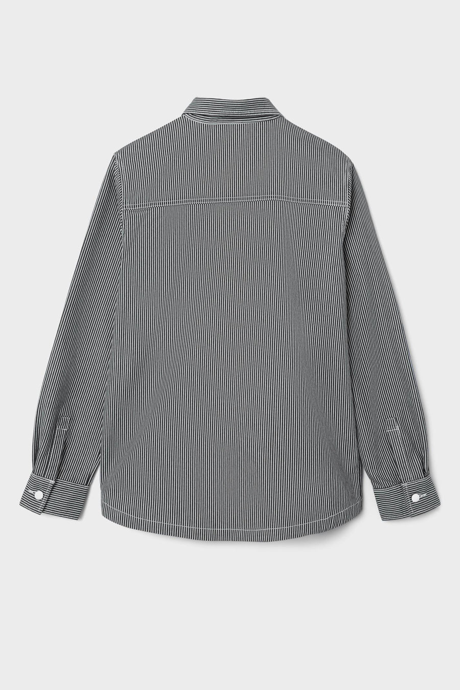 Chemise rayée gris clair et gris foncé avec longues manches de LMTD, à colletage et fermeture à boutons.