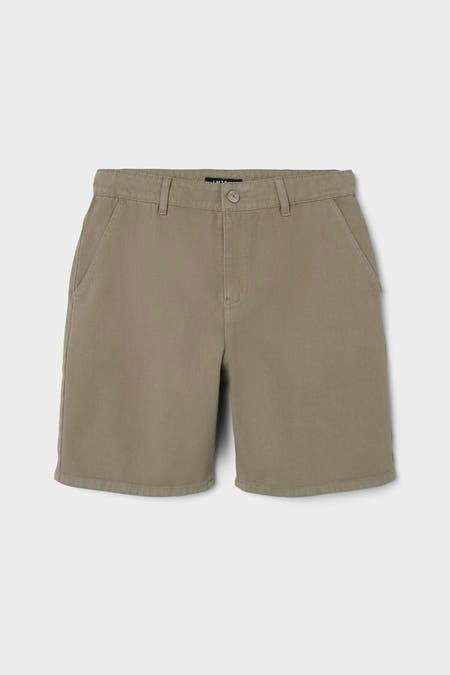 Short khaki de LMTD, with pockets and a button-up closure.