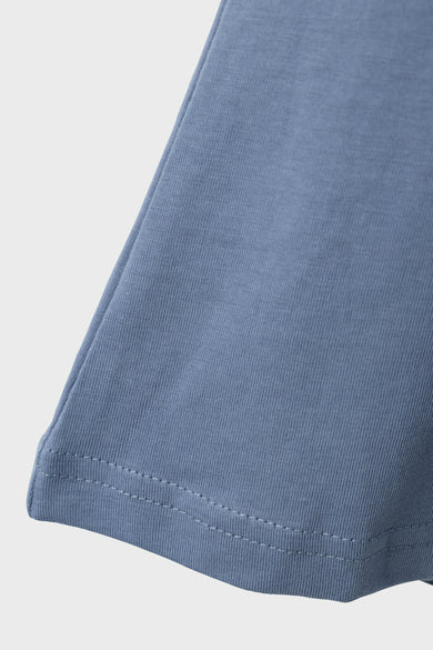 T-shirt bleu à manches courtes de LMTD, avec une subtile texture rayée et des finitions soignées au col.