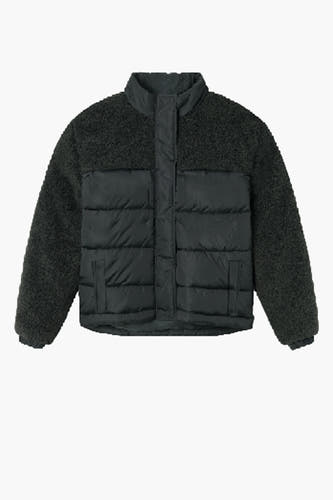 Manteau court et noir de LMTD avec une doublure en fourrure et des poches à l'avant.