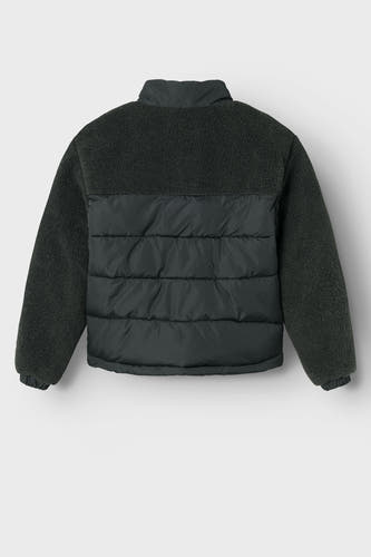 Manteau court noir de LMTD, avec des détails en fourrure sur les épaules et les manches, et une partie doublée sur le dos.