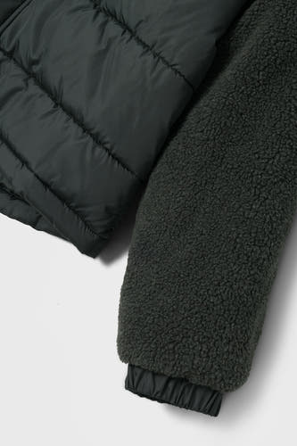 Manteau court noir de LMTD, avec une combinaison de textures lisses et en fourrure.