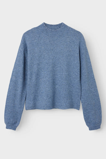 T-shirt bleu avec col rond de LMTD, gros plan sur la texture et la ligne de col rayée.