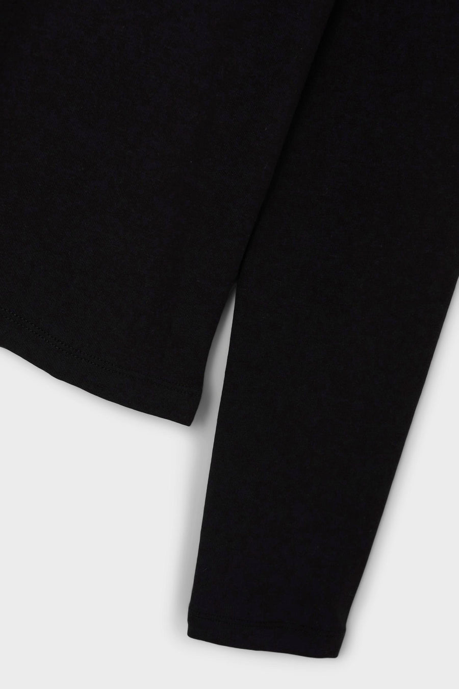 Sweat-shirt noir de LMTD, gros plan sur la manche sur un fond blanc.