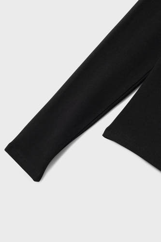 Sweat-shirt noir de LMTD, gros plan sur la manche, sur un fond blanc.