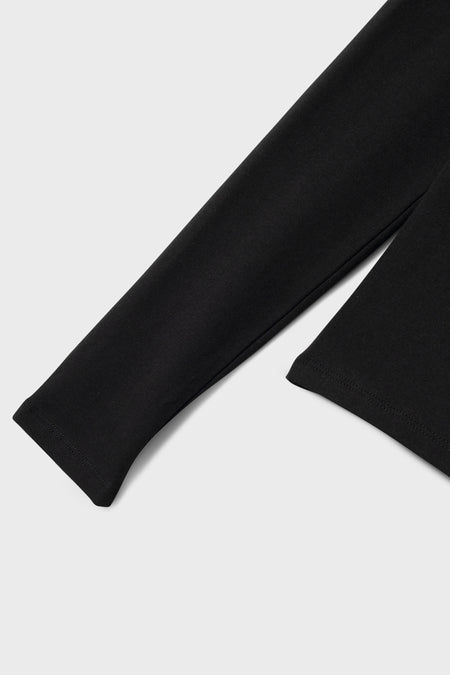 Sweat-shirt noir de LMTD, gros plan sur la manche, sur un fond blanc.