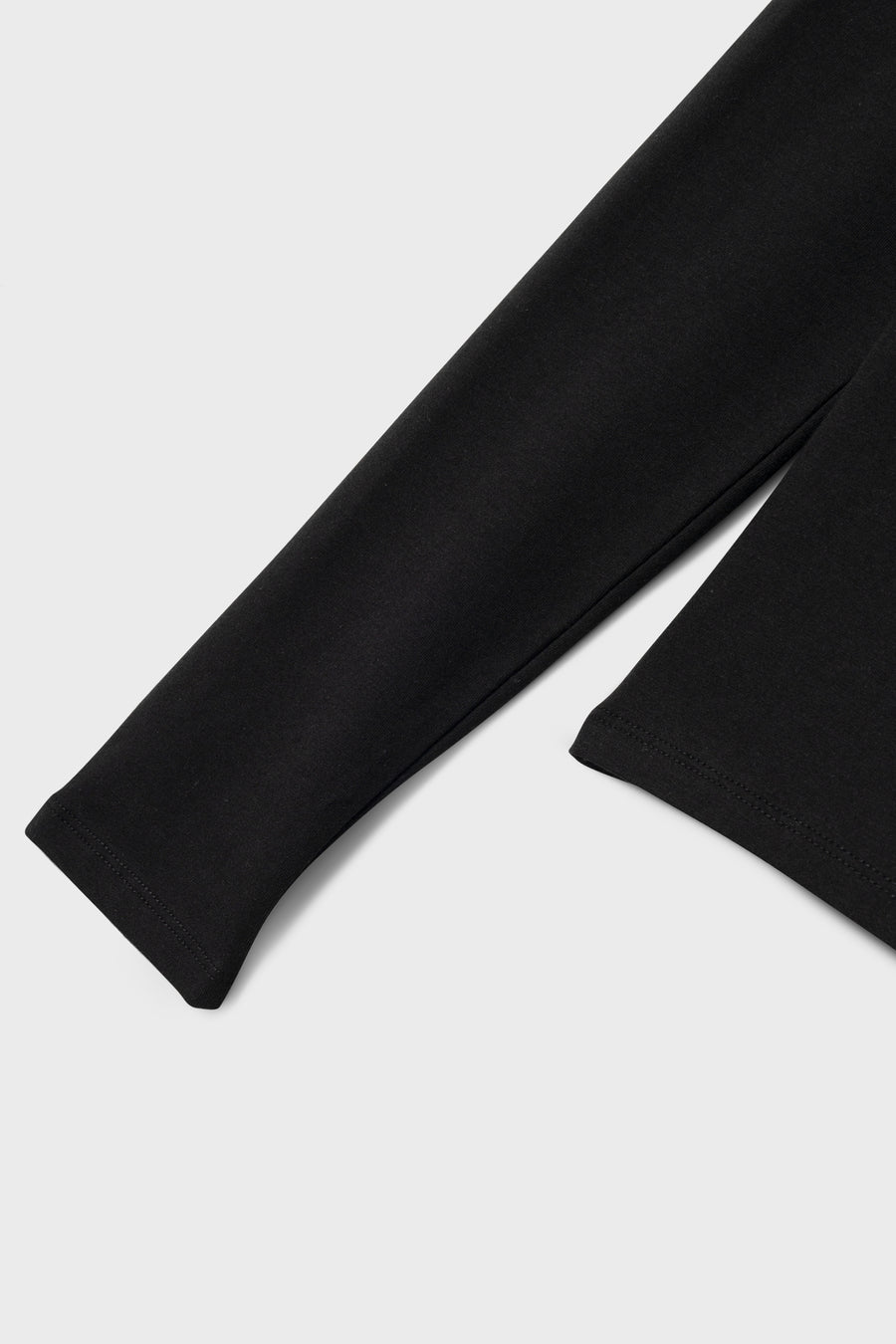 Sweat-shirt noir de LMTD, gros plan sur la manche, sur un fond blanc.